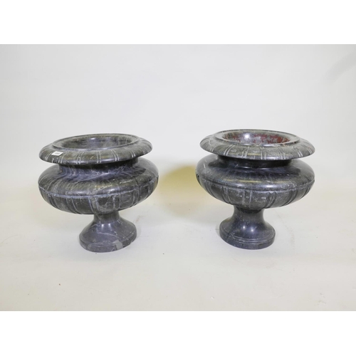 1095 - A pair of marble urns, 17