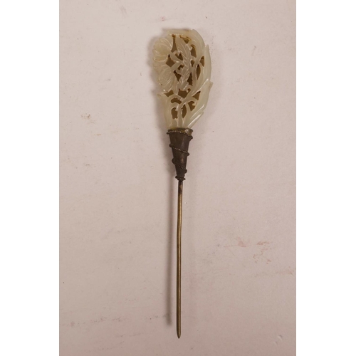 67 - A Chinese white metal hair pin with a carved jade floral mount to end, 5½