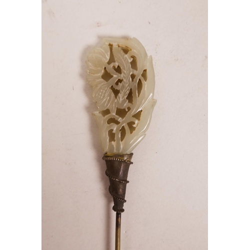 67 - A Chinese white metal hair pin with a carved jade floral mount to end, 5½