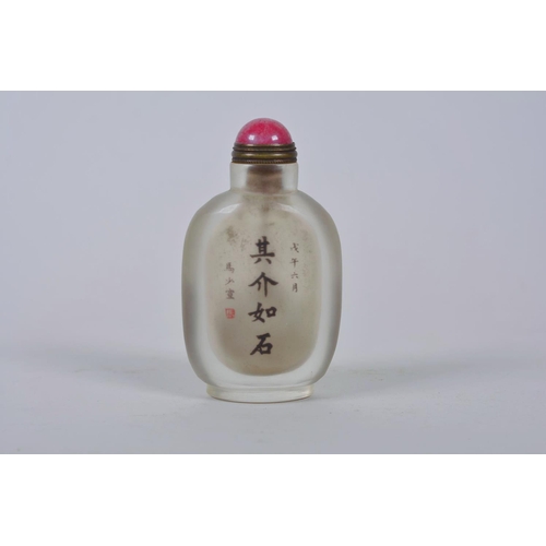 18 - A Chinese reverse decorated snuff bottle depicting a Chinese military gentleman, inscription verso, ... 