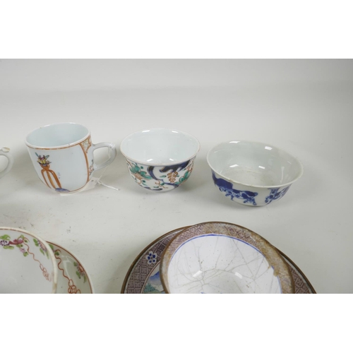 44 - A quantity of C18th Chinese export porcelain tea bowls, tea cups and saucers, with famille rose, blu... 