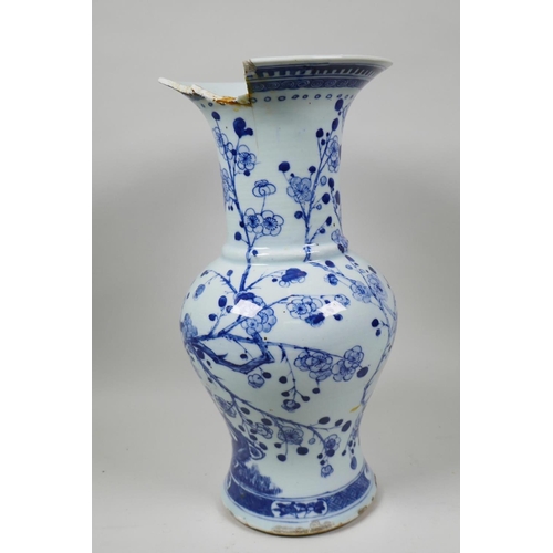 40 - A C19th Chinese blue and white porcelain vase decorated with peacocks and prunus blossom, 14