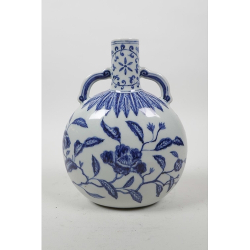 68 - A Chinese blue and white porcelain two handled flask with floral decoration, 4 character mark to bas... 