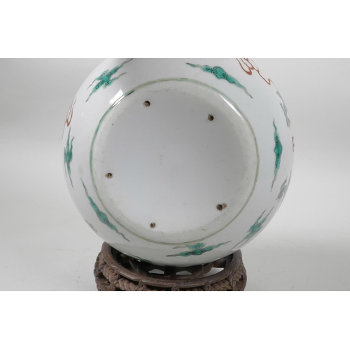 50 - A late C19th/early C20th Chinese famille verte porcelain bowl decorated with green enamel dragons ch... 