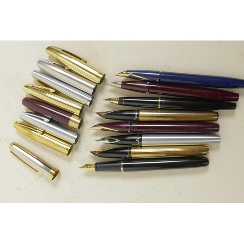 37 - Eight vintage Sheaffer fountain pens, six with 14ct gold nibs