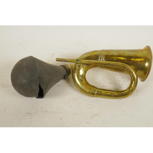 316 - An antique brass car horn, together with a brass petrol pump nozzle/gas can nozzle, 14