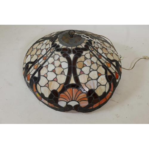 1068 - A vintage Tiffany style pendant ceiling lamp shade, 23