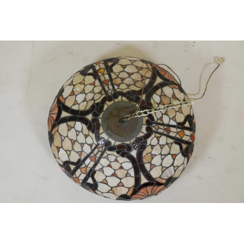 1068 - A vintage Tiffany style pendant ceiling lamp shade, 23