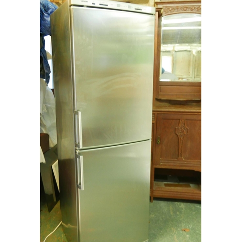 1133 - A Siemens fridge freezer, 72½