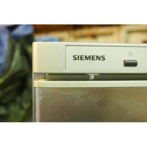 1133 - A Siemens fridge freezer, 72½