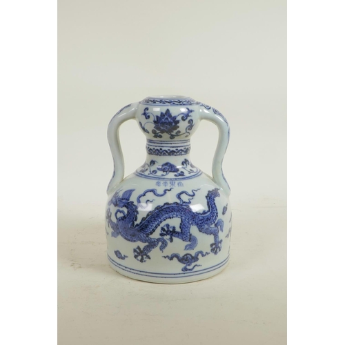 25 - A Chinese blue and white porcelain flask with two handles, decorated with a dragon and phoenix, 4 ch... 