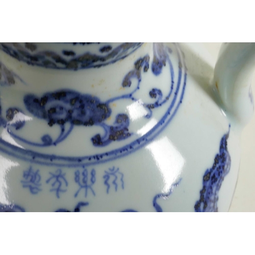 25 - A Chinese blue and white porcelain flask with two handles, decorated with a dragon and phoenix, 4 ch... 