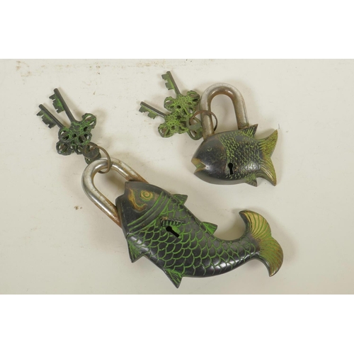 297 - A bronze padlock in the form of a carp and another smaller, the keys with vajra decoration, 7