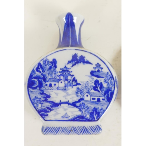 299 - A Chinese blue and white porcelain flask decorated with a Willow Pattern, 5