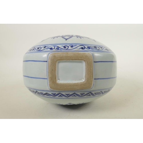 313 - A Chinese blue and white porcelain two handled moon flask with stylised decoration, 6 character mark... 