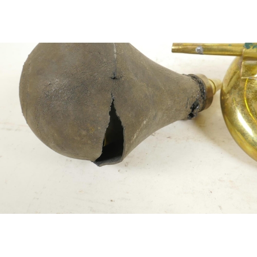 316 - An antique brass car horn, together with a brass petrol pump nozzle/gas can nozzle, 14