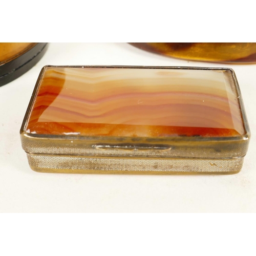 453 - A C19th gilt metal and agate pill box, 2¼