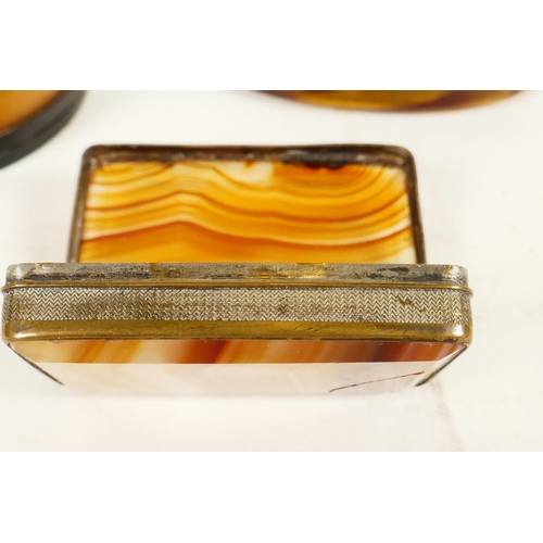 453 - A C19th gilt metal and agate pill box, 2¼