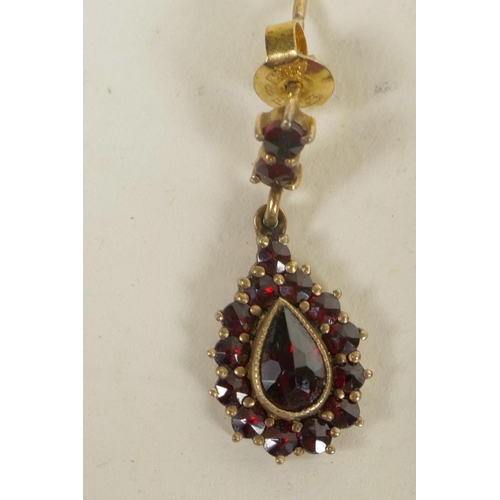 621 - A pair of 18ct gold and garnet drop earrings (3.7 grams)