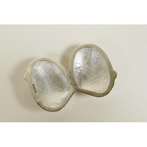 639 - A 925 silver pill box in the form of a clam shell, 1½