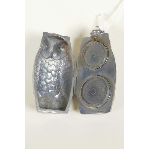 662 - A silver plated sovereign case in the form of an owl, 2½