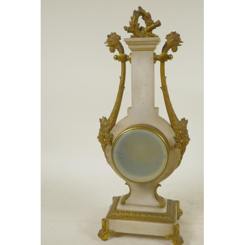 672 - A C19th French ormolu and alabaster boudoir clock, the swept side columns with cockerel head termina... 