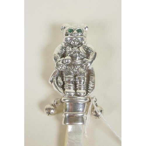 685 - A sterling silver novelty baby's rattle in the form of an anthropomorphic cat, with mother of pearl ... 