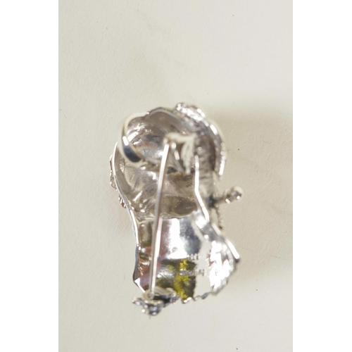 687 - A silver pendant/brooch in the form of a dog's head