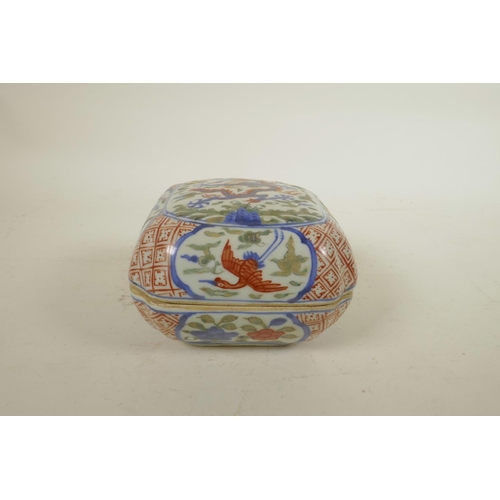 82 - A Chinese Wucai porcelain box with crane and dragon decoration, 6 character mark to base, 5½