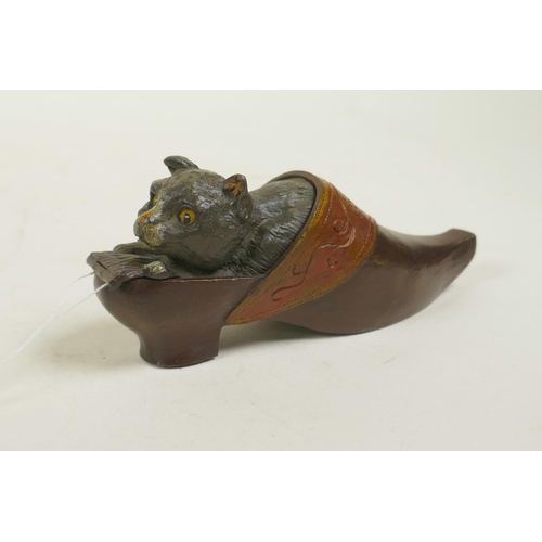 121 - A cold painted bronze desk vesta case in the form of a cat in a clog, 4½