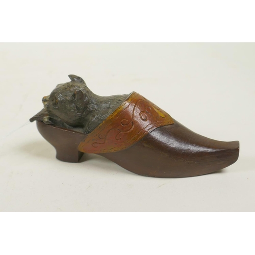 121 - A cold painted bronze desk vesta case in the form of a cat in a clog, 4½
