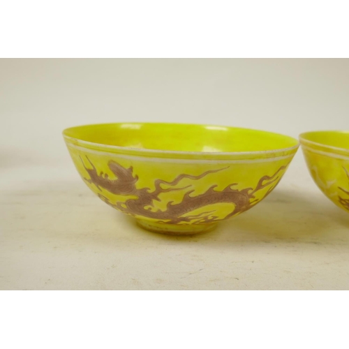 25 - A pair of Chinese Ming style porcelain rice bowls with brown dragon decoration on a yellow ground, 6... 