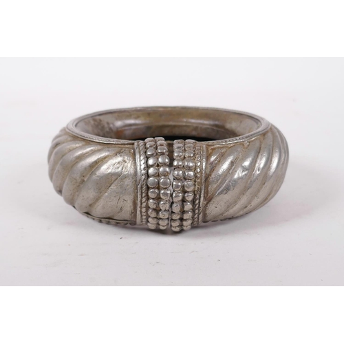 196 - An antique Arabian/Omani silvered metal slave anklet/manilla, 5&frac12;