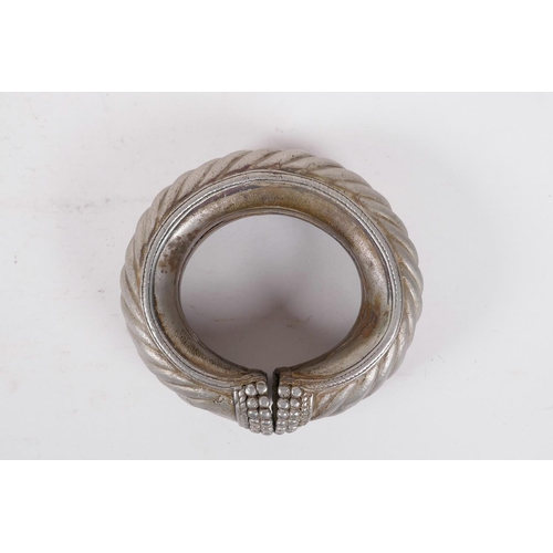 196 - An antique Arabian/Omani silvered metal slave anklet/manilla, 5&frac12;