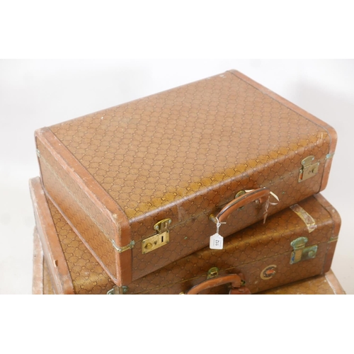 112 - A set of three vintage suitcases, largest 31