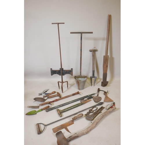 1226 - A collection of vintage tools, including a French bulb planter, a deep root lifter, Wikeham weed era... 