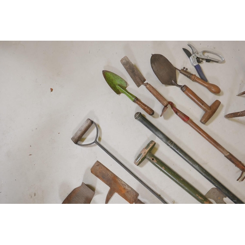 1226 - A collection of vintage tools, including a French bulb planter, a deep root lifter, Wikeham weed era... 