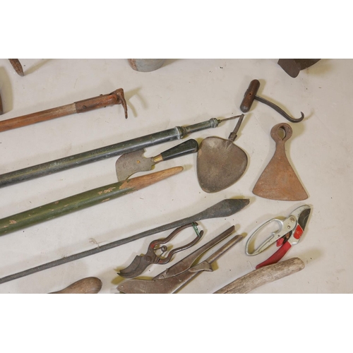 1226 - A collection of vintage tools, including a French bulb planter, a deep root lifter, Wikeham weed era... 