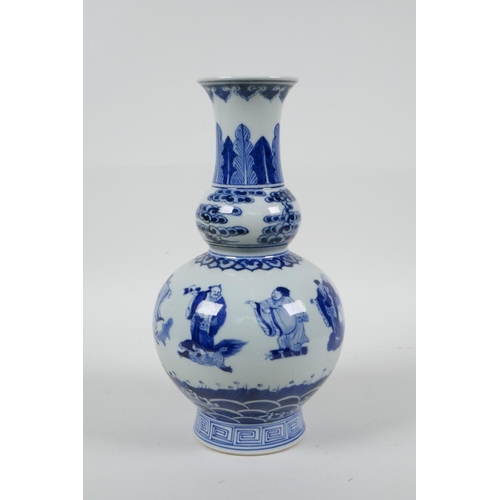 45 - A Chinese blue and white porcelain double gourd vase decorated with the Eight Immortals, 6 character... 