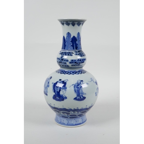 45 - A Chinese blue and white porcelain double gourd vase decorated with the Eight Immortals, 6 character... 