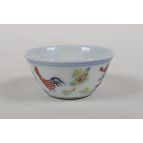 40 - A Ming style doucai porcelain tea bowl with chicken decoration, Chinese 6 character mark to base, 2½... 