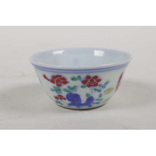 40 - A Ming style doucai porcelain tea bowl with chicken decoration, Chinese 6 character mark to base, 2½... 