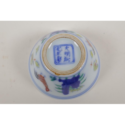 40 - A Ming style doucai porcelain tea bowl with chicken decoration, Chinese 6 character mark to base, 2½... 