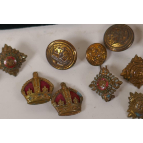 51 - A box of military buttons, badges and epaulettes