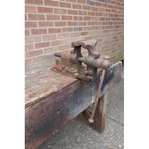 1189 - Antique pine carpenter's workbench with metal vice, 126