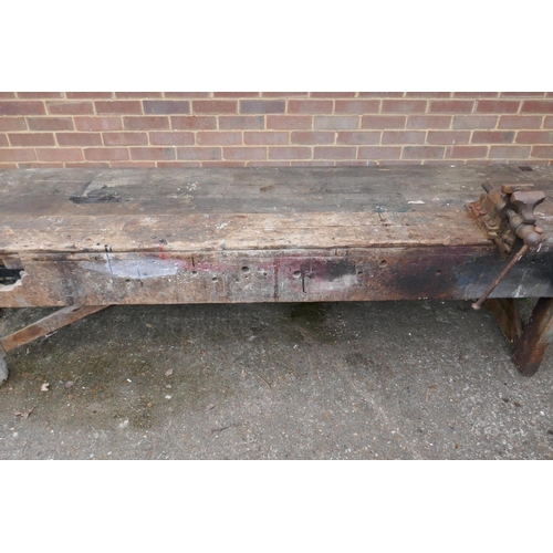 1189 - Antique pine carpenter's workbench with metal vice, 126