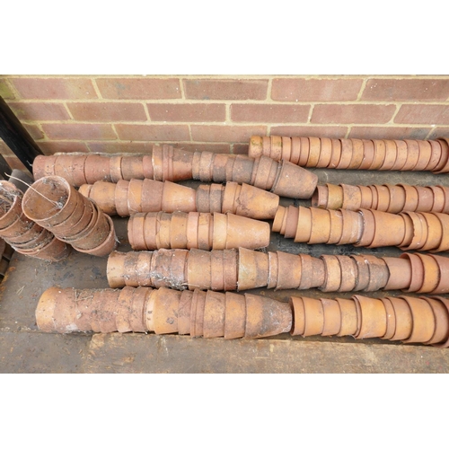 1207 - A large quantity of terracotta plant pots of varying sizes, approx 300, ranging from 7cm to 29cm dia... 