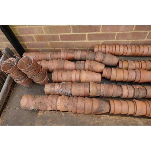 1207 - A large quantity of terracotta plant pots of varying sizes, approx 300, ranging from 7cm to 29cm dia... 