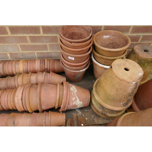 1207 - A large quantity of terracotta plant pots of varying sizes, approx 300, ranging from 7cm to 29cm dia... 