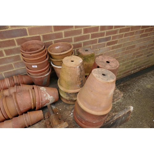 1207 - A large quantity of terracotta plant pots of varying sizes, approx 300, ranging from 7cm to 29cm dia... 